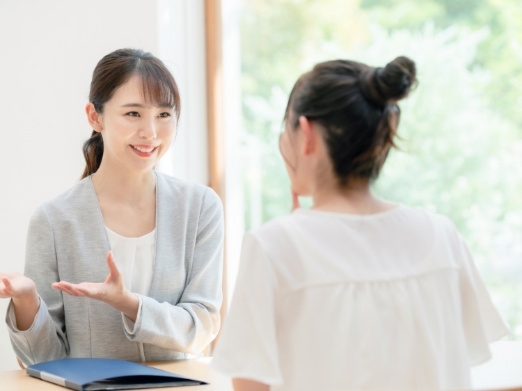 笑顔で説明する女性の写真